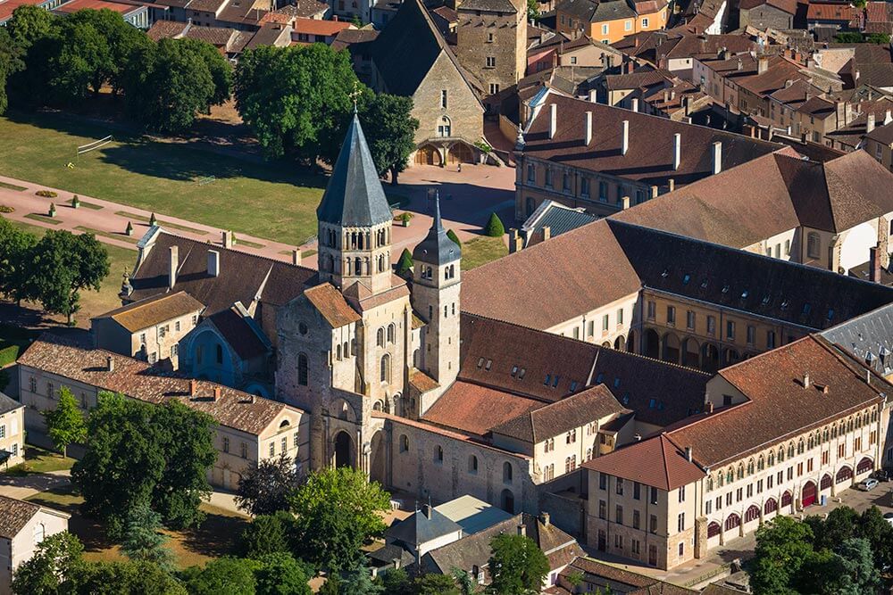 Visite guidée de l'abbaye de Cluny en Bourgogne, vue du ciel