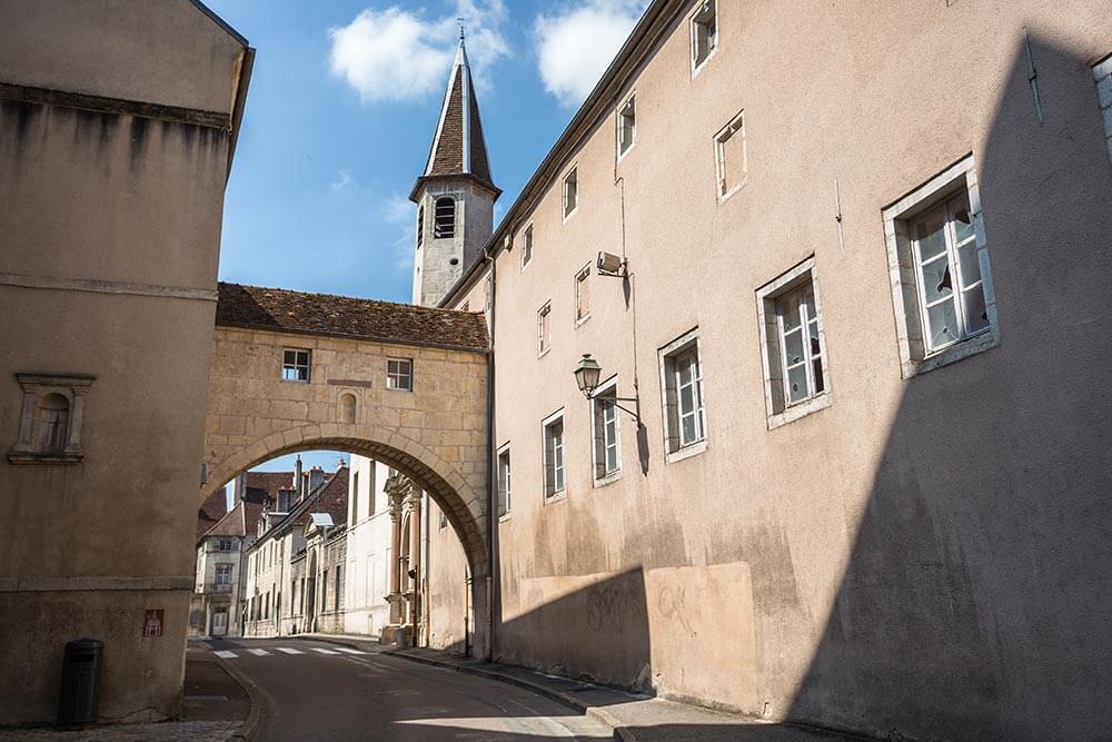 Visite guidée de Dole en Bourgogne Franche-Comté, rue du Collège de l'Arc