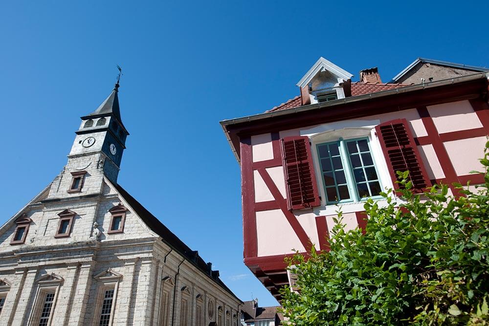 Visite guidée de Montbéliard en Bourgogne Franche-Comté, vue temple et maison